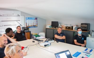 Ambiance conviviale dans l'entreprise Estalu lors de la sensibilisation sur les TMS